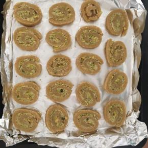 取出面团切成1cm厚的片，烤箱预热180度，上下火，烤20-25分钟