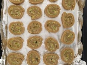 取出面团切成1cm厚的片，烤箱预热180度，上下火，烤20-25分钟