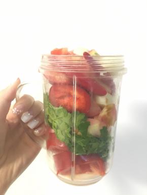 所有食材切小块放入料理机