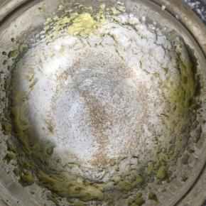 过筛加入低筋面粉、全麦粉、杏仁粉，因为全麦粉有麦麸皮，因此最后面粉筛内会留一些，也将麦麸倒入，一起混合用刮刀切拌均匀