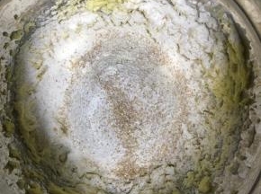 过筛加入低筋面粉、全麦粉、杏仁粉，因为全麦粉有麦麸皮，因此最后面粉筛内会留一些，也将麦麸倒入，一起混合用刮刀切拌均匀