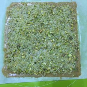 均匀铺上开心果夹馅