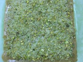 均匀铺上开心果夹馅