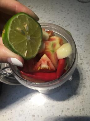 柠檬切开，挤出柠檬汁