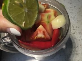 柠檬切开，挤出柠檬汁