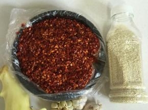 准备好所需食材：
生姜一块削皮备用，蒜瓣5个，白芝麻适量，辣椒粉（可以去菜市场调料店买现成的辣椒粉，也可以自己在家用研磨杯研磨辣椒粉，要颗粒大一点的辣椒粉做出来的辣椒油才好吃。）
