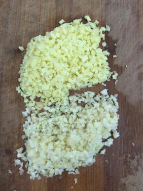 蒜瓣剥皮剁成蒜蓉，生姜切成姜末备用！
