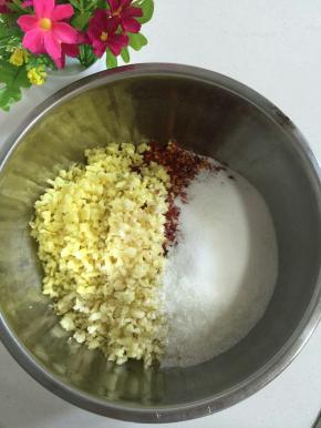 把辣椒粉倒入大一点的容器中，放入切好的蒜蓉，姜末，味精和盐搅拌均匀！