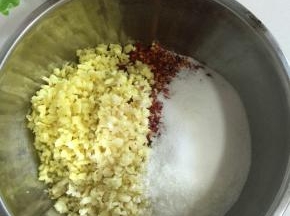 把辣椒粉倒入大一点的容器中，放入切好的蒜蓉，姜末，味精和盐搅拌均匀！