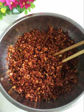 倒入适量的冷油搅拌均匀备用！（先放少许冷油搅拌均匀，以免一会儿泼辣椒油的时候，辣椒变糊！）

