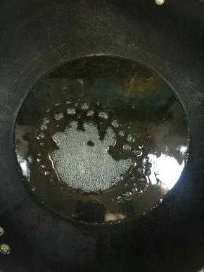 锅烧热倒入适量的油烧至冒烟即可！（筷子搅拌均匀，以免辣椒粉受热不均匀，糊掉了！

