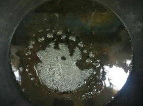 锅烧热倒入适量的油烧至冒烟即可！（筷子搅拌均匀，以免辣椒粉受热不均匀，糊掉了！

