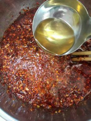 把热油边往搅拌好的辣椒粉上倒，边用筷子搅拌均匀！