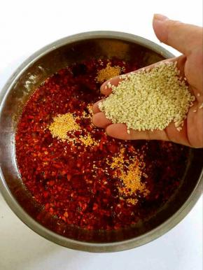 油倒入一半的时候，放入适量的白芝麻！