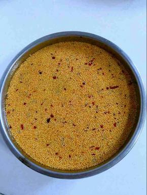 把剩下的热油继续浇在辣椒粉和白芝麻上！