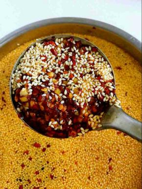 边倒热油，边搅拌均匀，让味精和盐融化即可！