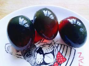 首先将皮蛋皮剥掉，我超市买的无铅皮蛋。