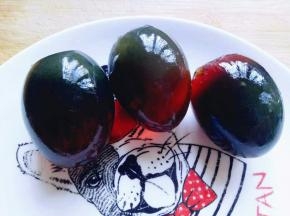 首先将皮蛋皮剥掉，我超市买的无铅皮蛋。