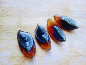 再次把刀涂抹上清水，小心的把皮蛋二切四。依次切完，摆放在盘子中。