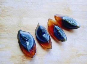 再次把刀涂抹上清水，小心的把皮蛋二切四。依次切完，摆放在盘子中。