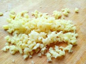 生姜去皮，切片再切丝，切末。可以适当多放一些姜末。