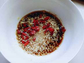 取一个小碗，将切好的蒜末，姜末，倒入碗中，加生抽，凉拌醋，盐，糖，芝麻油，(喜欢吃辣的还可以放一些辣椒)
用筷子充分搅拌均匀，可以先尝尝味道。还可以按个人口味调味。