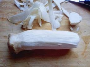 首先把两个杏鲍菇去皮去根。