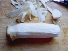 首先把两个杏鲍菇去皮去根。