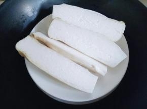 上锅隔水蒸，(为了节约时间我把杏鲍菇切开了，一切二)大火烧开后转小火大约10分钟。