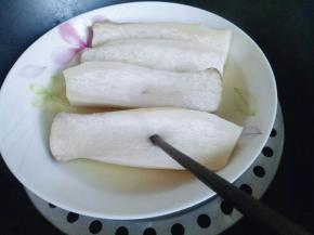 用筷子扎一下，轻松扎透就可以了。