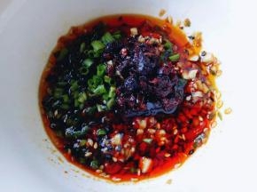 调料汁: 把葱，姜，蒜末，生抽，盐，糖，芝麻油。熟芝麻，胡椒粉，，老干妈辣酱加入碗中，充分搅拌均匀备用。