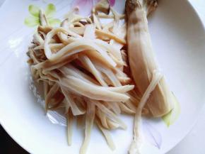 蒸熟的杏鲍菇稍微将一下，(不然烫手)用手撕成条状，不要撕的太粗。