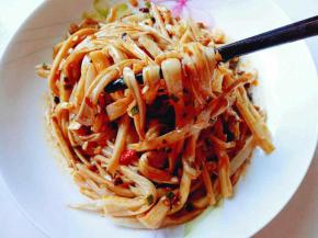 把调料汁淋在撕好的杏鲍菇上，拌均匀。