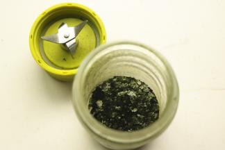 即食海苔用料理机打碎待用。