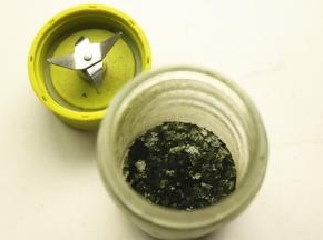 即食海苔用料理机打碎待用。