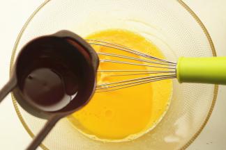蛋白蛋黄分离，蛋黄打散搅匀，加入玉米油。