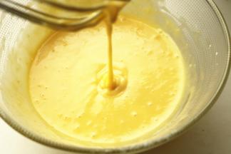 用手抽之字形搅拌均匀，面糊有光泽，成缎带状低落。