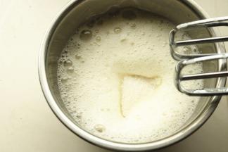 蛋白加入盐和柠檬汁，打发到粗泡状态，加入所有白糖。