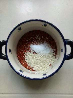 把辣椒粉50克，白芝麻1茶匙，盐1小勺放入碗里