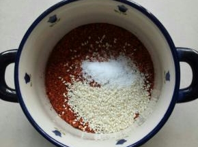 把辣椒粉50克，白芝麻1茶匙，盐1小勺放入碗里