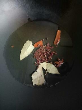 放入八角，桂皮，花椒，香叶炸出香味捞出，油继续加热，等油开始冒烟时关火