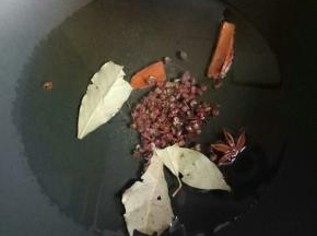 放入八角，桂皮，花椒，香叶炸出香味捞出，油继续加热，等油开始冒烟时关火
