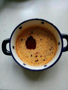 等油温稍降，大约1分钟左右，把油倒入事先准备好的辣椒粉碗里，边倒边搅拌均匀