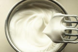 10、继续打发到提起打蛋器有细小弯钩的状态。