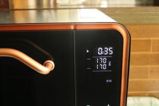 这时候开启烤箱，选择蛋糕程序，烤箱开始预热，预热期间不计时，跑马灯形式指示预热过程。