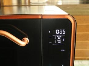 这时候开启烤箱，选择蛋糕程序，烤箱开始预热，预热期间不计时，跑马灯形式指示预热过程。