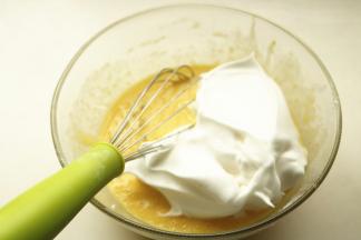 挖一部分蛋白到蛋黄糊里用手抽兜底拌匀。