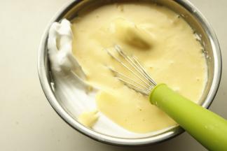 再倒回到剩余蛋白里，继续兜底拌匀。