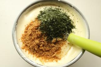 加入海苔碎和肉松。