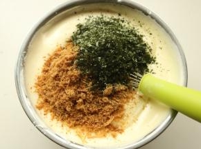 加入海苔碎和肉松。